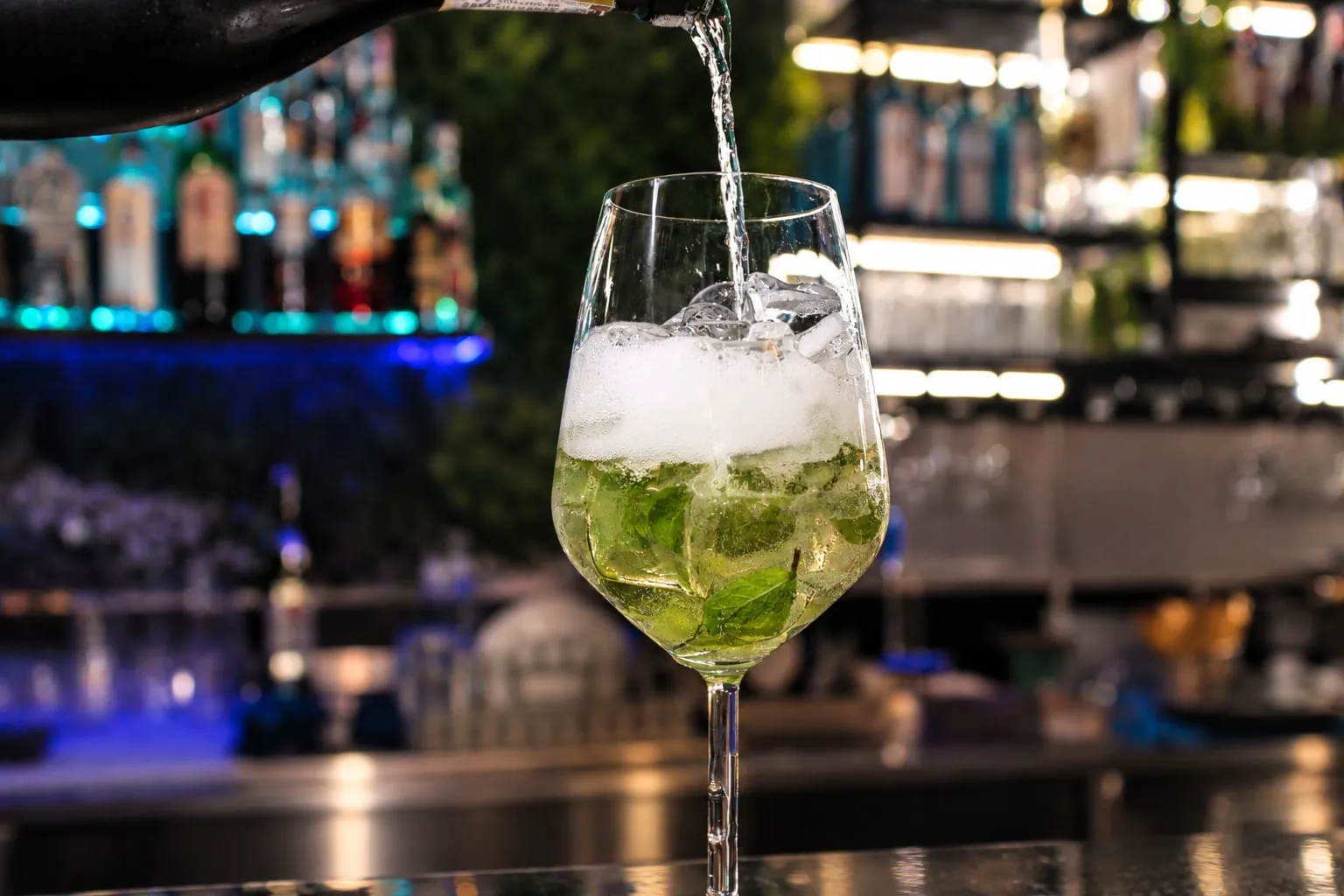 Spritz verde alla menta versato al bancone