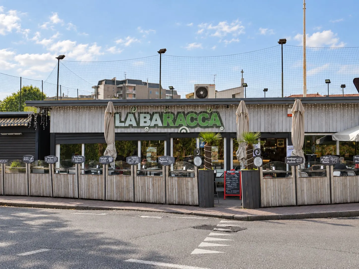 La facciata della Baracca con l’insegna e il dehor